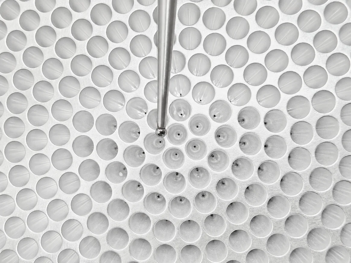 실제 가공 표면 — Ø0.4mm 미세 홀